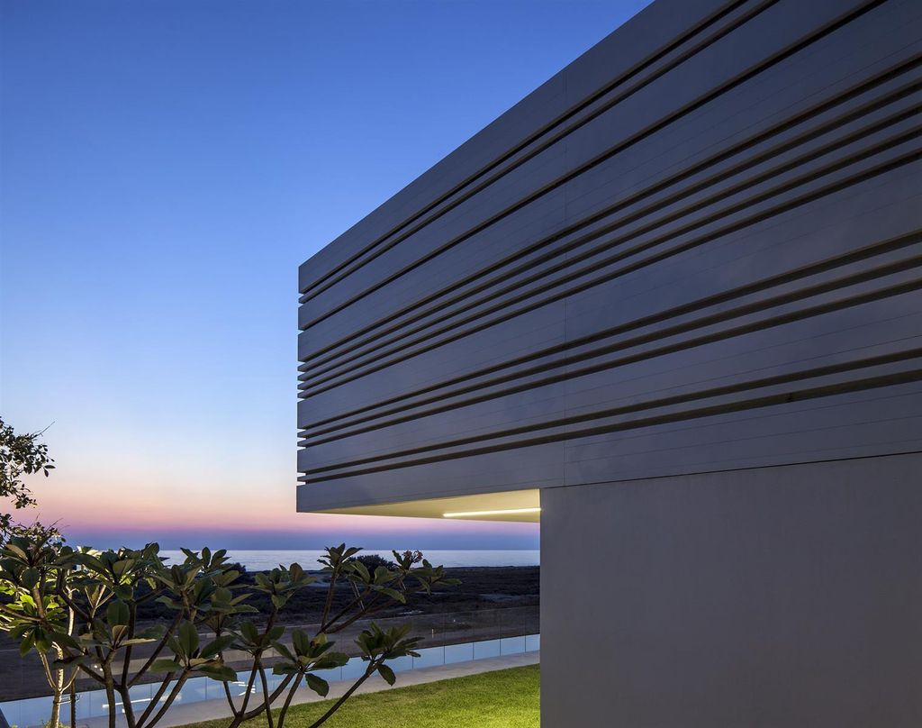 A House by The Sea Features Stripy Aluminium Walls by Pitsou Kedem 26