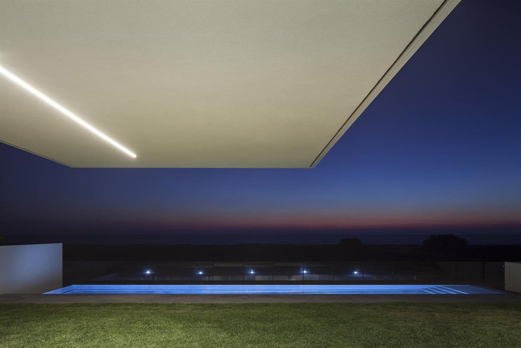 A House by The Sea Features Stripy Aluminium Walls by Pitsou Kedem 27