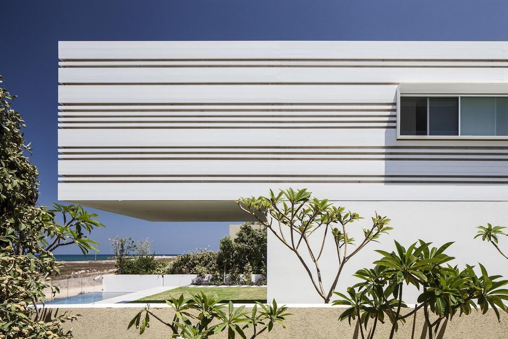 A House by The Sea Features Stripy Aluminium Walls by Pitsou Kedem 3