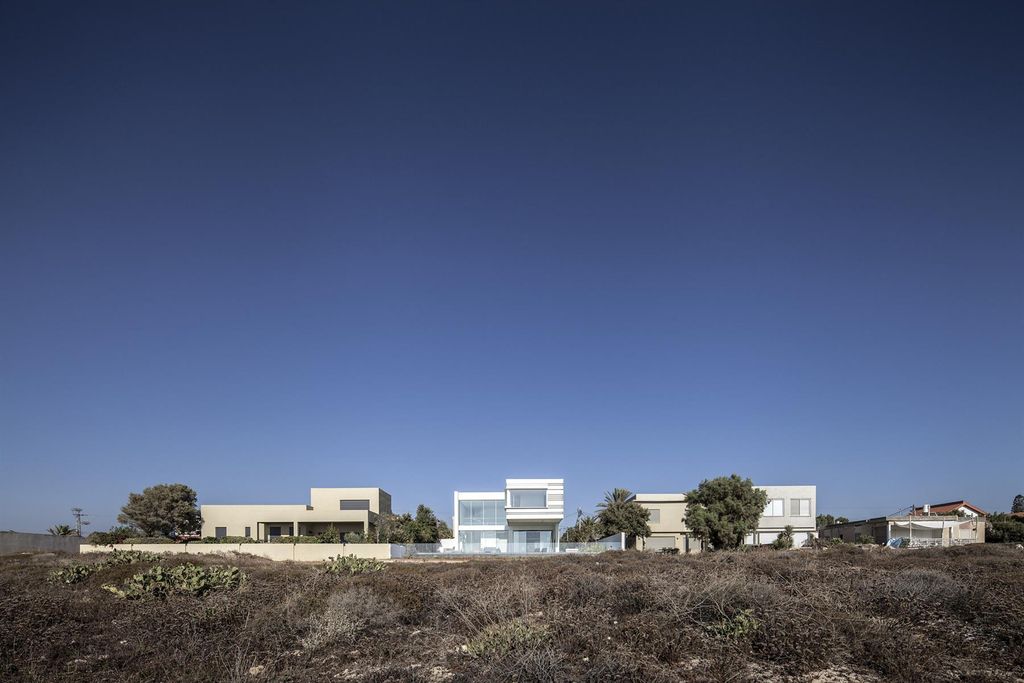 A House by The Sea Features Stripy Aluminium Walls by Pitsou Kedem 6