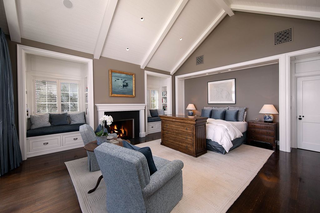The Traditional Home in Pacific Palisades located at finest location on the Westside is beyond compare offering unparalleled views now available for sale. This home located at 14984 Corona Del Mar, Pacific Palisades, California