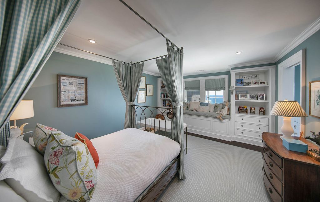 The Traditional Home in Pacific Palisades located at finest location on the Westside is beyond compare offering unparalleled views now available for sale. This home located at 14984 Corona Del Mar, Pacific Palisades, California