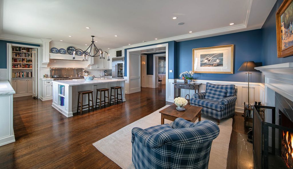 The Traditional Home in Pacific Palisades located at finest location on the Westside is beyond compare offering unparalleled views now available for sale. This home located at 14984 Corona Del Mar, Pacific Palisades, California