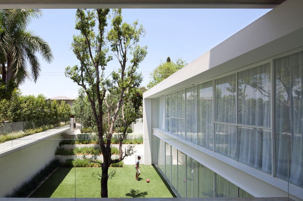 Beautiful Ramat Hasharon House in Israel by Pitsou Kedem Architects 25