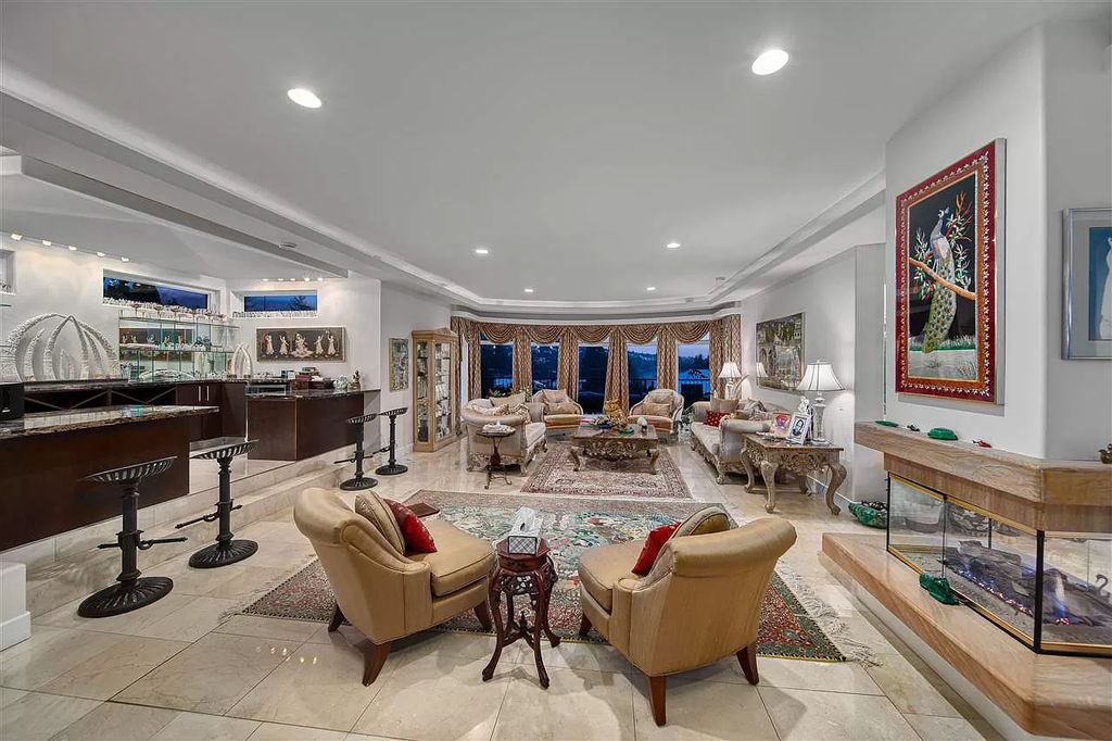 The Beautifully Renovated House in West Vancouver is designed by the amazing David Christopher now available for sale. This home located at 225 Normanby Cres, West Vancouver, BC V7S 1K6, Canada