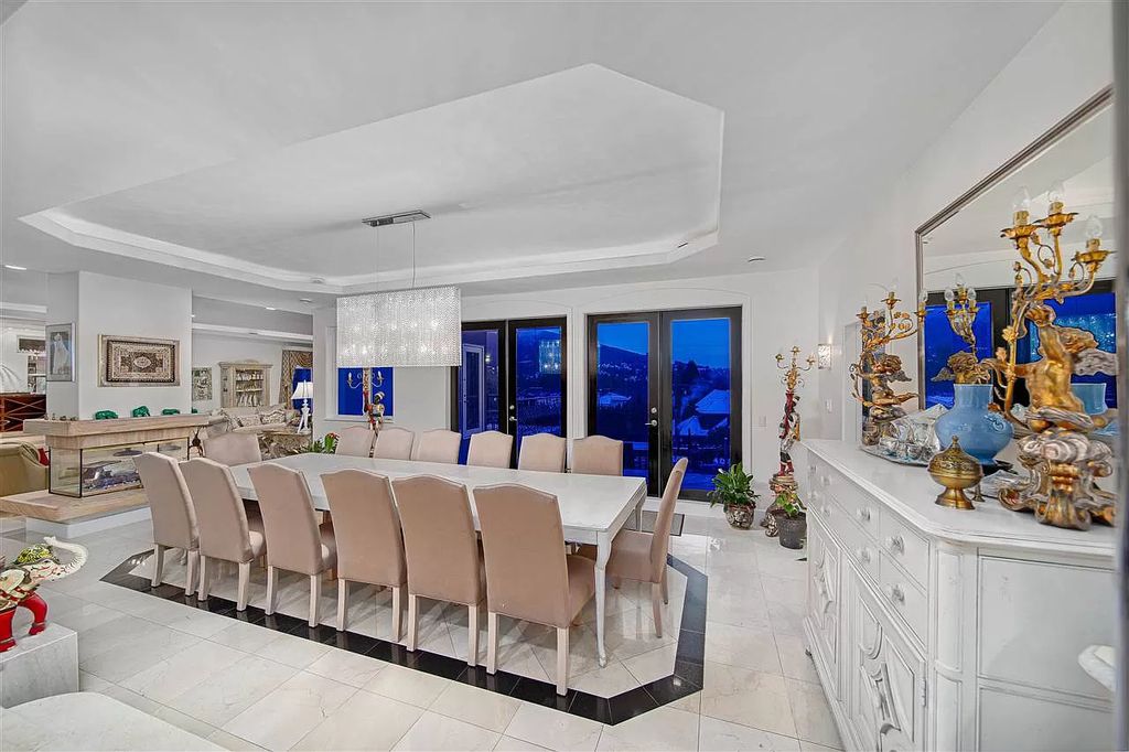 The Beautifully Renovated House in West Vancouver is designed by the amazing David Christopher now available for sale. This home located at 225 Normanby Cres, West Vancouver, BC V7S 1K6, Canada