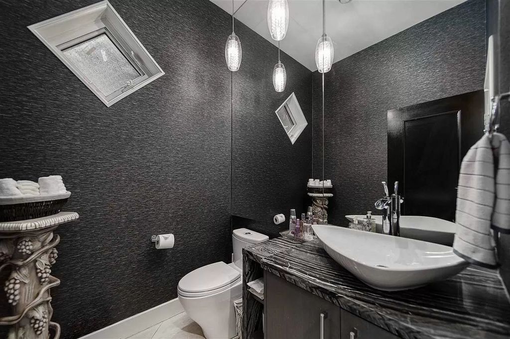 The Beautifully Renovated House in West Vancouver is designed by the amazing David Christopher now available for sale. This home located at 225 Normanby Cres, West Vancouver, BC V7S 1K6, Canada