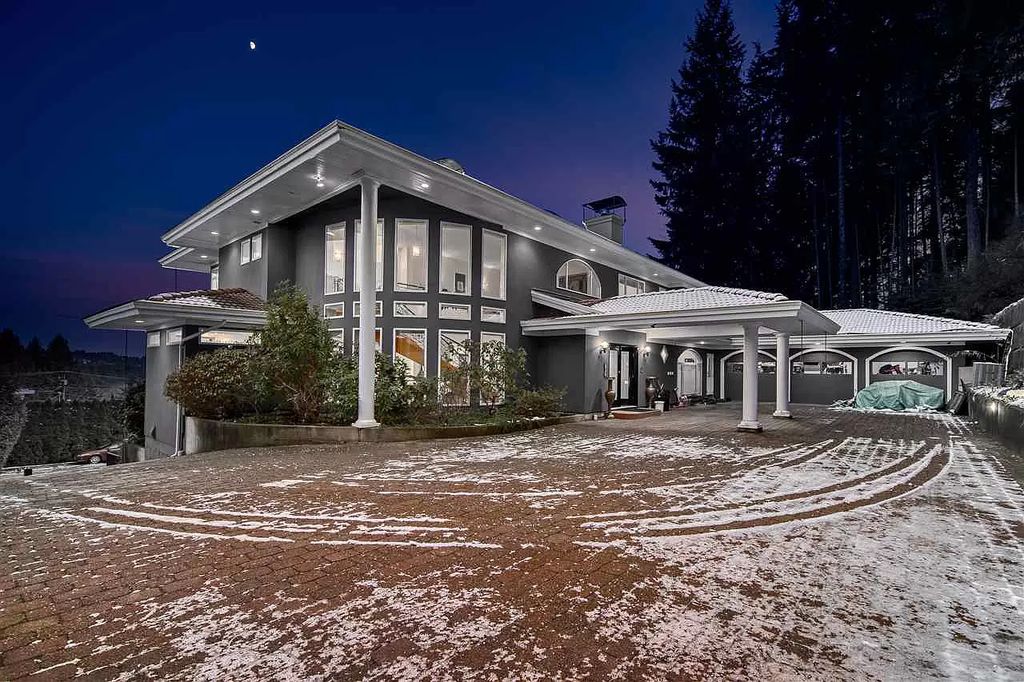 The Beautifully Renovated House in West Vancouver is designed by the amazing David Christopher now available for sale. This home located at 225 Normanby Cres, West Vancouver, BC V7S 1K6, Canada