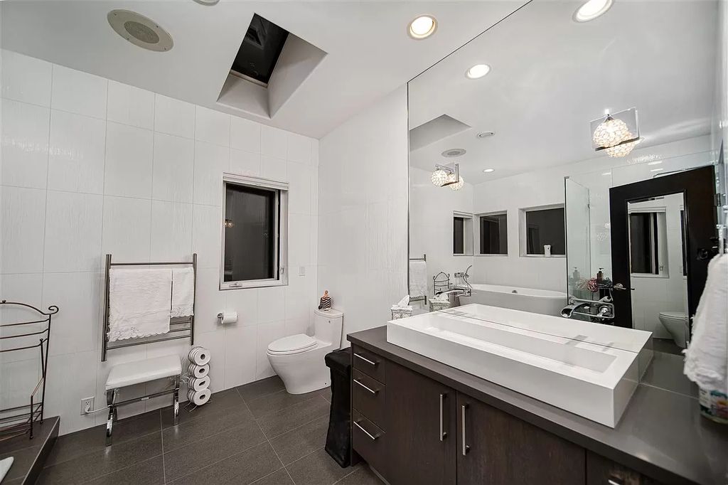 The Beautifully Renovated House in West Vancouver is designed by the amazing David Christopher now available for sale. This home located at 225 Normanby Cres, West Vancouver, BC V7S 1K6, Canada