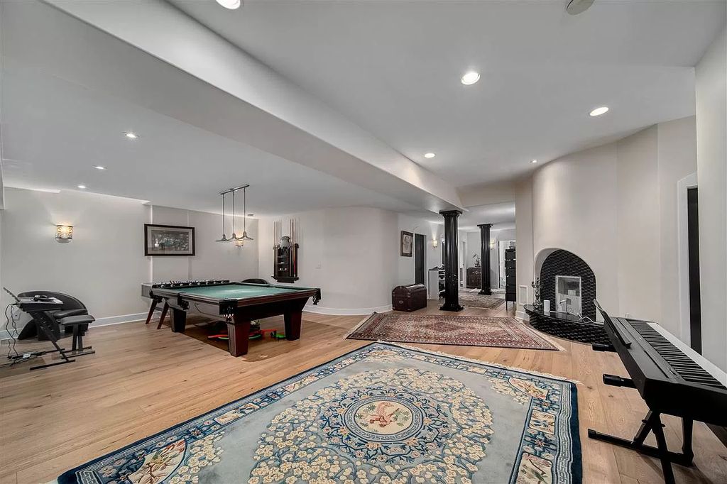 The Beautifully Renovated House in West Vancouver is designed by the amazing David Christopher now available for sale. This home located at 225 Normanby Cres, West Vancouver, BC V7S 1K6, Canada