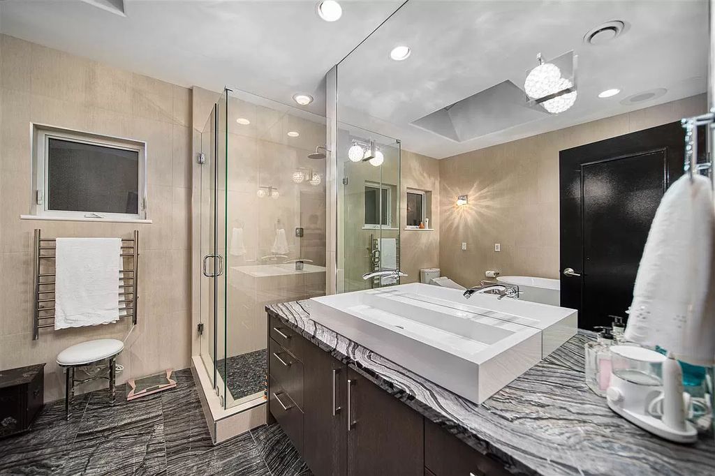 The Beautifully Renovated House in West Vancouver is designed by the amazing David Christopher now available for sale. This home located at 225 Normanby Cres, West Vancouver, BC V7S 1K6, Canada