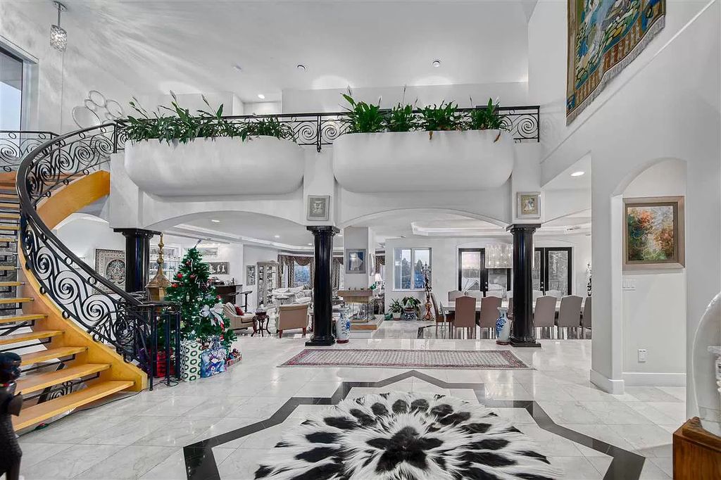 The Beautifully Renovated House in West Vancouver is designed by the amazing David Christopher now available for sale. This home located at 225 Normanby Cres, West Vancouver, BC V7S 1K6, Canada