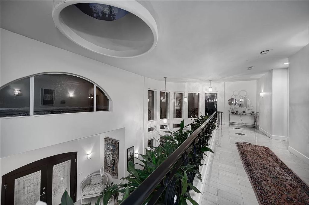 The Beautifully Renovated House in West Vancouver is designed by the amazing David Christopher now available for sale. This home located at 225 Normanby Cres, West Vancouver, BC V7S 1K6, Canada