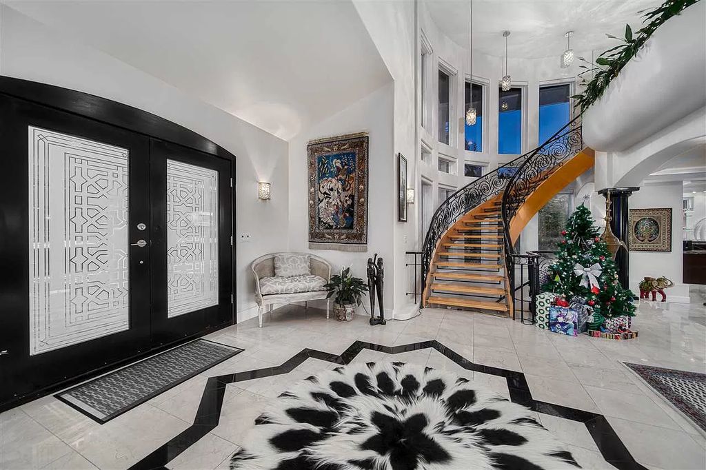 The Beautifully Renovated House in West Vancouver is designed by the amazing David Christopher now available for sale. This home located at 225 Normanby Cres, West Vancouver, BC V7S 1K6, Canada