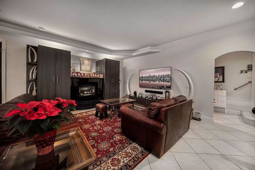 The Beautifully Renovated House in West Vancouver is designed by the amazing David Christopher now available for sale. This home located at 225 Normanby Cres, West Vancouver, BC V7S 1K6, Canada