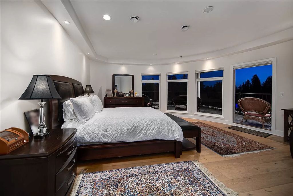 The Beautifully Renovated House in West Vancouver is designed by the amazing David Christopher now available for sale. This home located at 225 Normanby Cres, West Vancouver, BC V7S 1K6, Canada