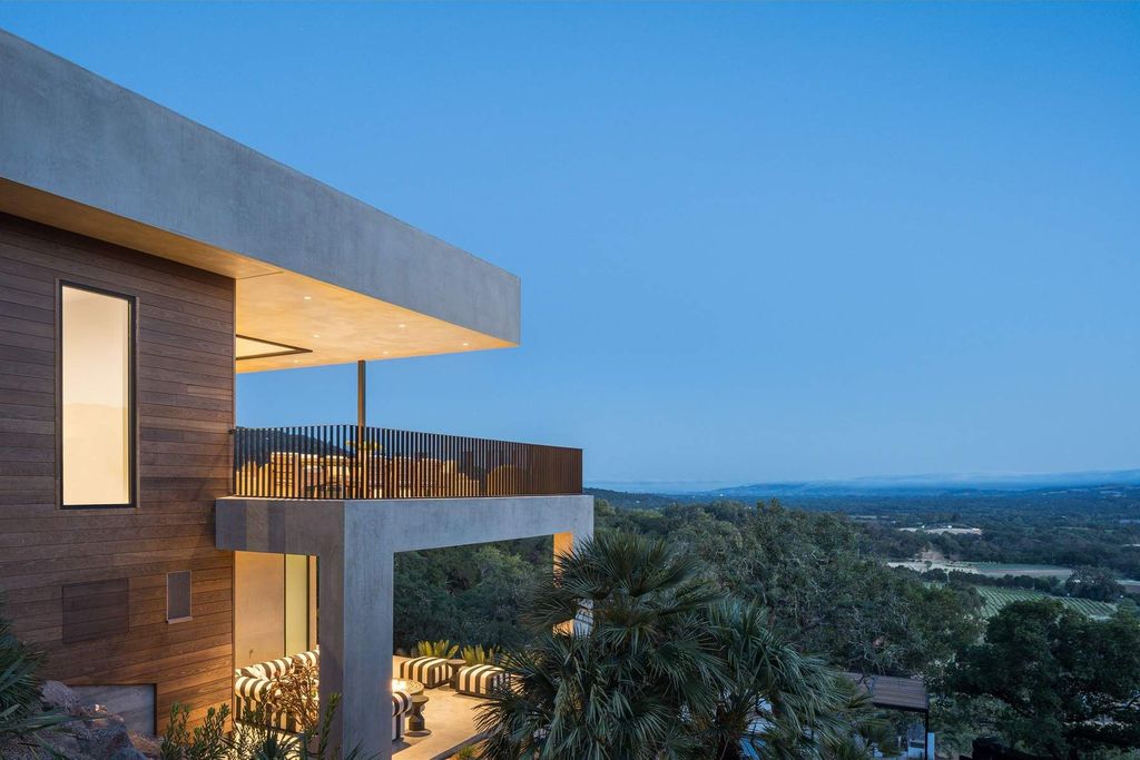 The Glen Ellen Modern Home is a 15-acre hillside Sonoma Valley property in a classic California setting with dramatic views now available for sale. This home located at 500 Aurora Ln, Glen Ellen, California