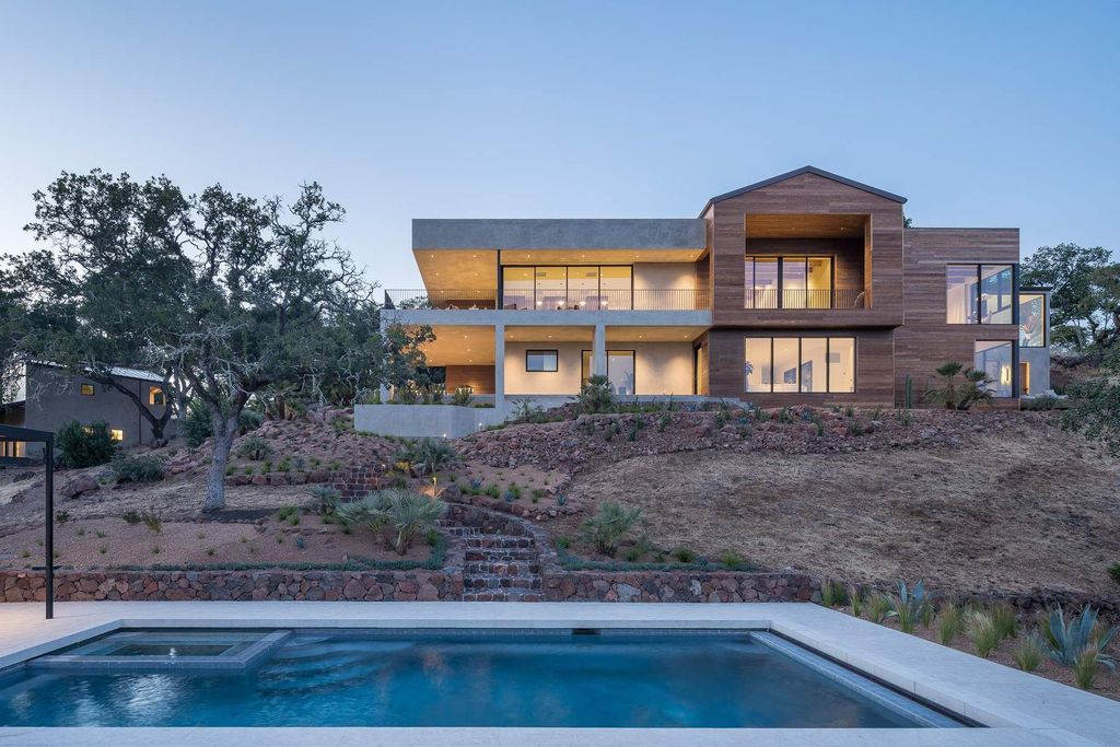 The Glen Ellen Modern Home is a 15-acre hillside Sonoma Valley property in a classic California setting with dramatic views now available for sale. This home located at 500 Aurora Ln, Glen Ellen, California