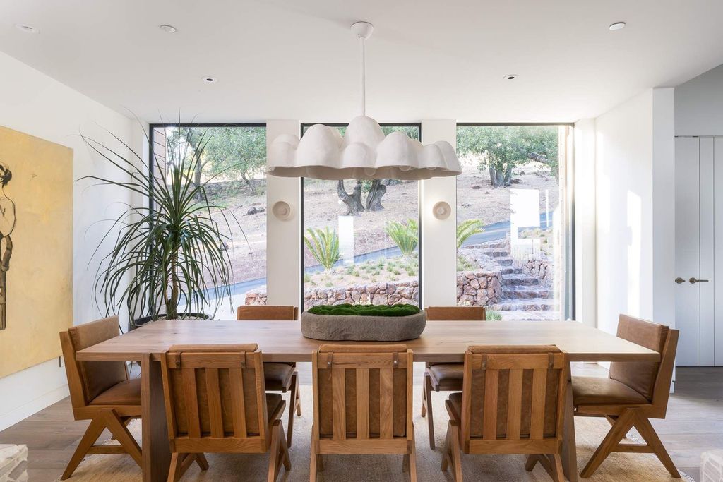The Glen Ellen Modern Home is a 15-acre hillside Sonoma Valley property in a classic California setting with dramatic views now available for sale. This home located at 500 Aurora Ln, Glen Ellen, California