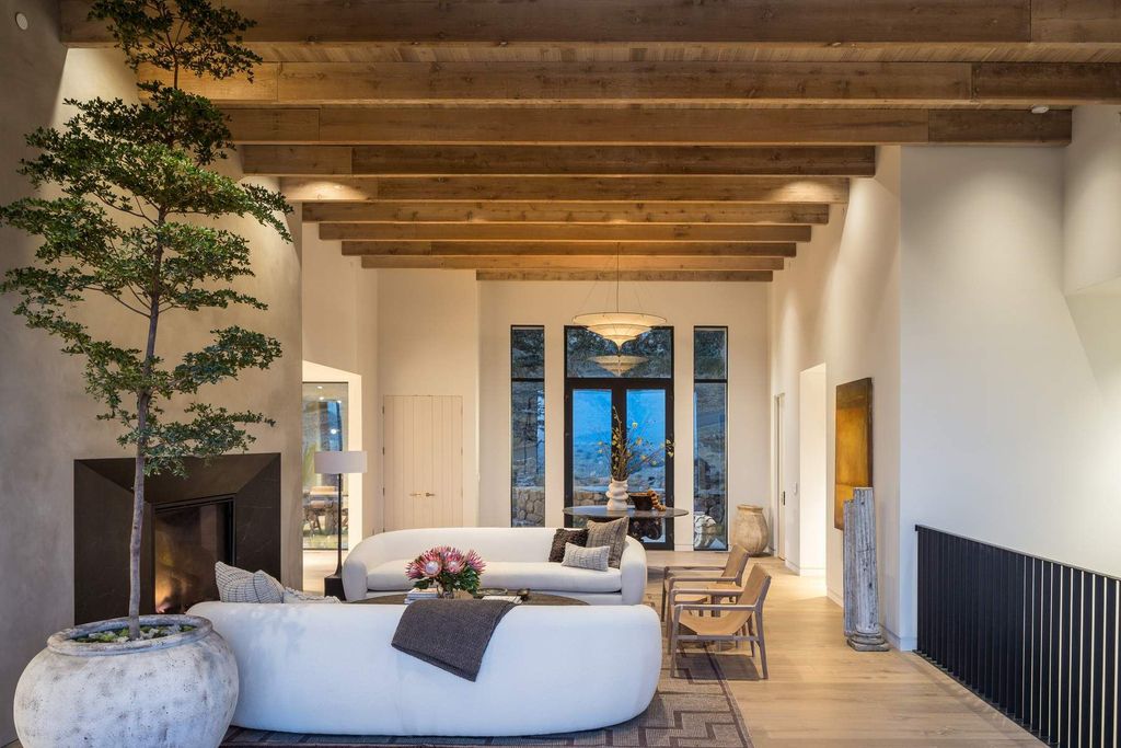 The Glen Ellen Modern Home is a 15-acre hillside Sonoma Valley property in a classic California setting with dramatic views now available for sale. This home located at 500 Aurora Ln, Glen Ellen, California