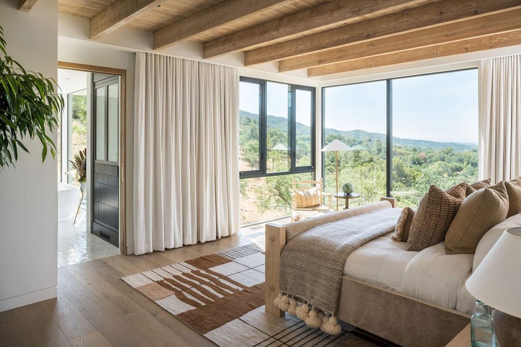 The Glen Ellen Modern Home is a 15-acre hillside Sonoma Valley property in a classic California setting with dramatic views now available for sale. This home located at 500 Aurora Ln, Glen Ellen, California