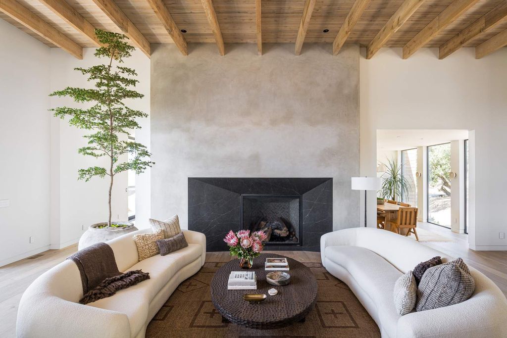 The Glen Ellen Modern Home is a 15-acre hillside Sonoma Valley property in a classic California setting with dramatic views now available for sale. This home located at 500 Aurora Ln, Glen Ellen, California