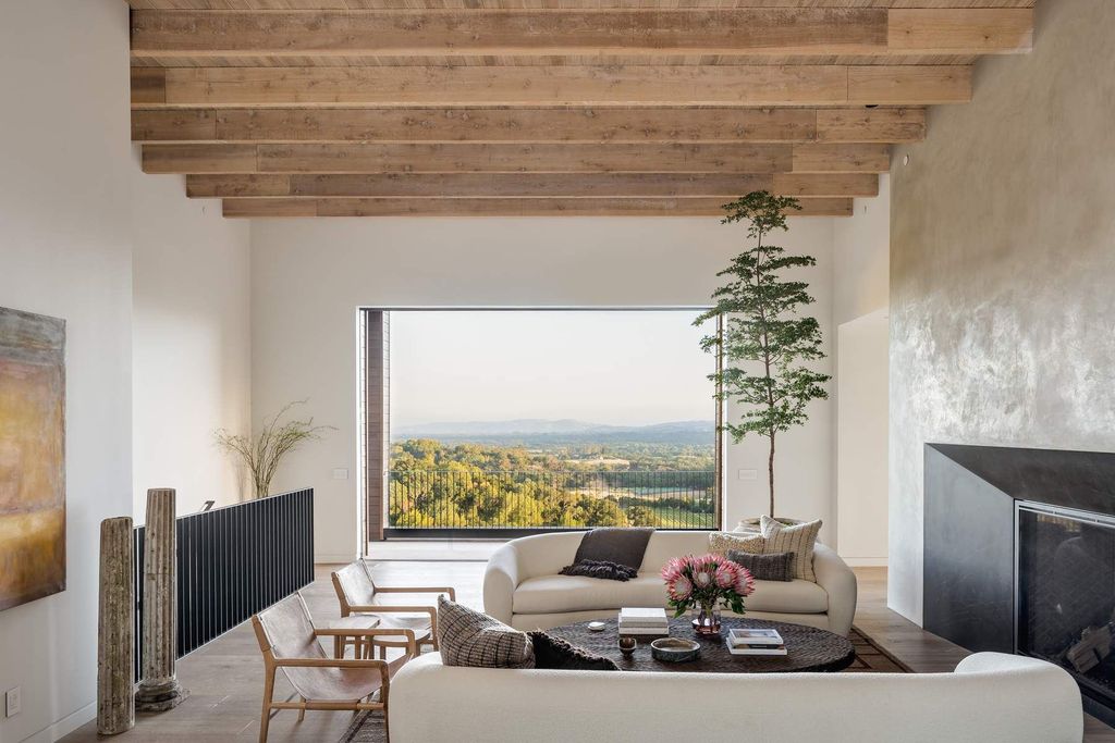 The Glen Ellen Modern Home is a 15-acre hillside Sonoma Valley property in a classic California setting with dramatic views now available for sale. This home located at 500 Aurora Ln, Glen Ellen, California