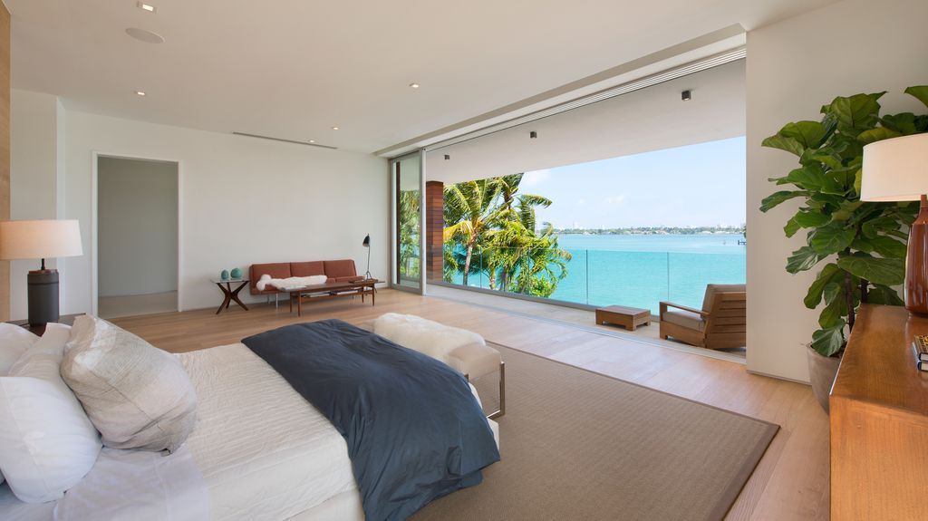 Exquisitely designed residence in Florida with European craftsmanship and bespoke details 16