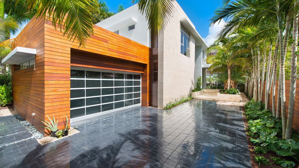 Exquisitely designed residence in Florida with European craftsmanship and bespoke details 17