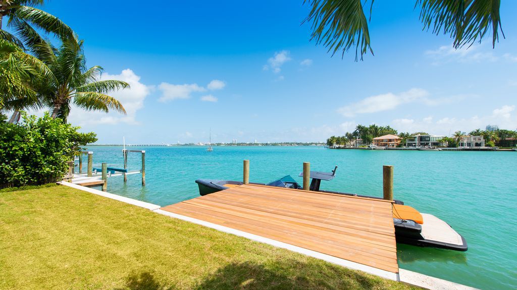 Exquisitely designed residence in Florida with European craftsmanship and bespoke details 24