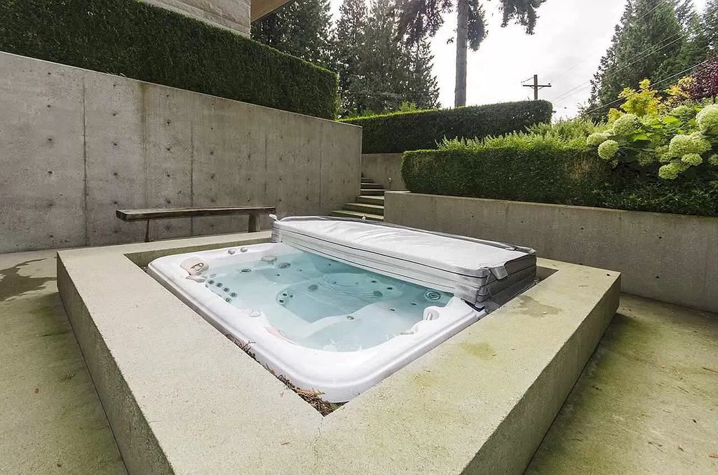The Gorgeous World-Class Residence in West Vancouver is designed by Craig Chevalier & built by Steve Bradner now available for sale. This home located at 2998 Rosebery Ave, West Vancouver, BC V7V 3A7, Canada