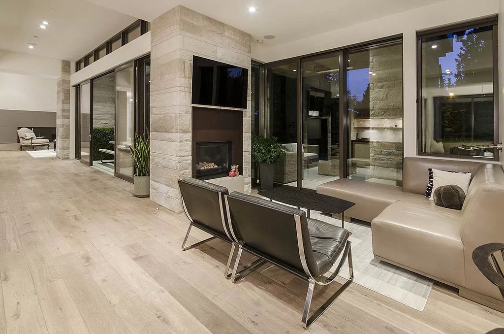 The Gorgeous World-Class Residence in West Vancouver is designed by Craig Chevalier & built by Steve Bradner now available for sale. This home located at 2998 Rosebery Ave, West Vancouver, BC V7V 3A7, Canada
