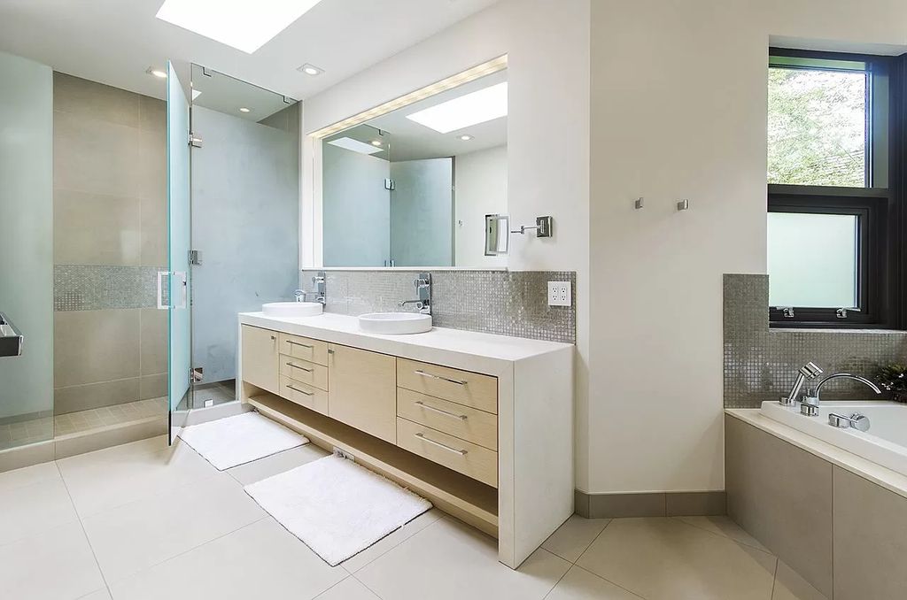 The Gorgeous World-Class Residence in West Vancouver is designed by Craig Chevalier & built by Steve Bradner now available for sale. This home located at 2998 Rosebery Ave, West Vancouver, BC V7V 3A7, Canada