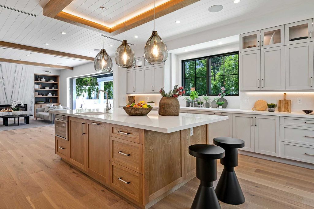 The Farmhouse in Los Angeles is a newly constructed modern property with sweeping views of the iconic Hollywood Sign now available for sale. This home located at 6310 Mirror Lake Dr, Los Angeles, California