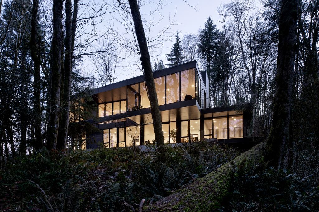 Prominent Royal residence in Portland's Forest Park by Kaven Architecture