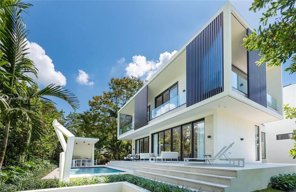 The Modern Home in Miami Beach is a Spectacular new construction located on exclusive Hibiscus Island in South Beach now available for sale. This home located at 118 W 4th Ct, Miami Beach, Florida