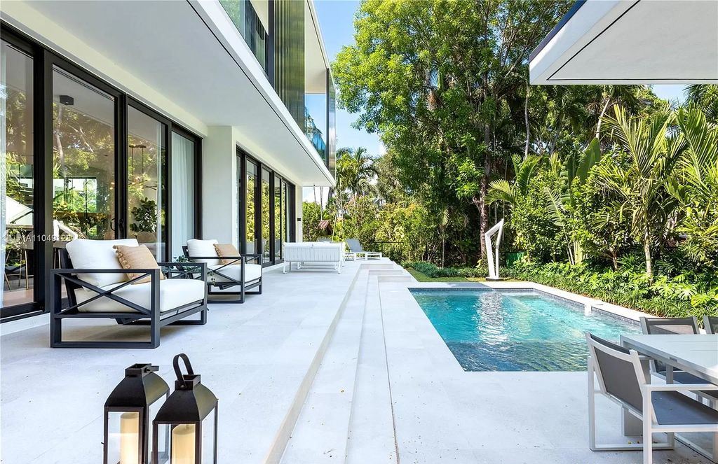 The Modern Home in Miami Beach is a Spectacular new construction located on exclusive Hibiscus Island in South Beach now available for sale. This home located at 118 W 4th Ct, Miami Beach, Florida