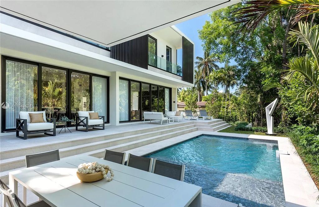 The Modern Home in Miami Beach is a Spectacular new construction located on exclusive Hibiscus Island in South Beach now available for sale. This home located at 118 W 4th Ct, Miami Beach, Florida