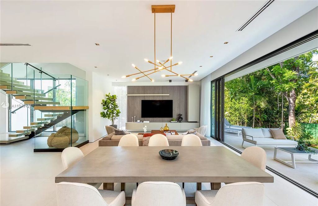 The Modern Home in Miami Beach is a Spectacular new construction located on exclusive Hibiscus Island in South Beach now available for sale. This home located at 118 W 4th Ct, Miami Beach, Florida