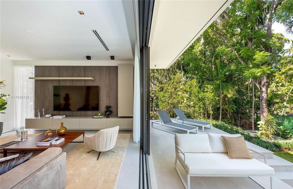 The Modern Home in Miami Beach is a Spectacular new construction located on exclusive Hibiscus Island in South Beach now available for sale. This home located at 118 W 4th Ct, Miami Beach, Florida