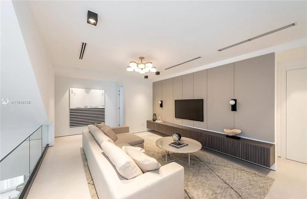 The Modern Home in Miami Beach is a Spectacular new construction located on exclusive Hibiscus Island in South Beach now available for sale. This home located at 118 W 4th Ct, Miami Beach, Florida