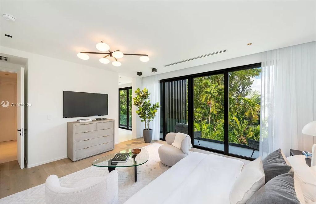 The Modern Home in Miami Beach is a Spectacular new construction located on exclusive Hibiscus Island in South Beach now available for sale. This home located at 118 W 4th Ct, Miami Beach, Florida