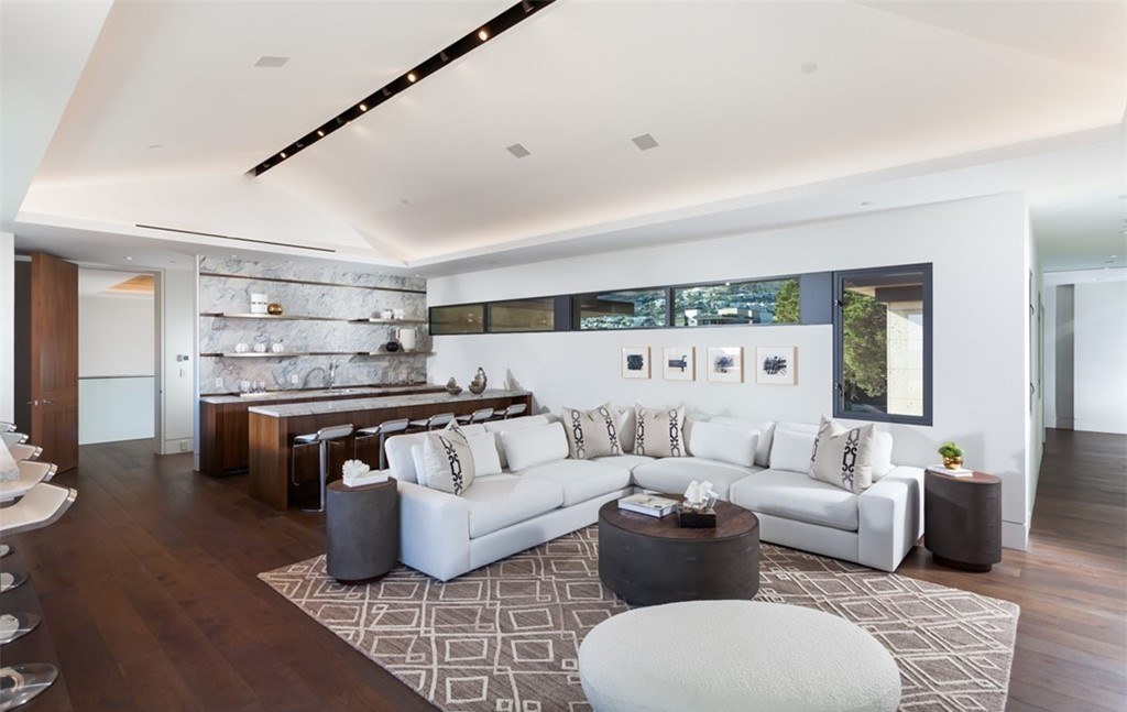 The Mansion in Laguna Beach is a newly reimagined and reconstructed Legacy estate with unparalleled views of the Pacific Ocean’s sparkling waters now available for sale. This home located at 33 Smithcliffs Rd, Laguna Beach, California;