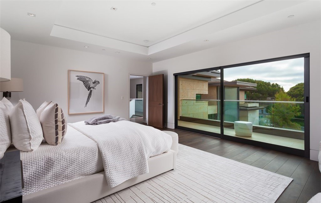 The Mansion in Laguna Beach is a newly reimagined and reconstructed Legacy estate with unparalleled views of the Pacific Ocean’s sparkling waters now available for sale. This home located at 33 Smithcliffs Rd, Laguna Beach, California;