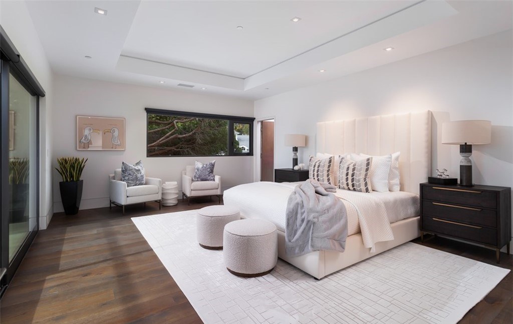 The Mansion in Laguna Beach is a newly reimagined and reconstructed Legacy estate with unparalleled views of the Pacific Ocean’s sparkling waters now available for sale. This home located at 33 Smithcliffs Rd, Laguna Beach, California;
