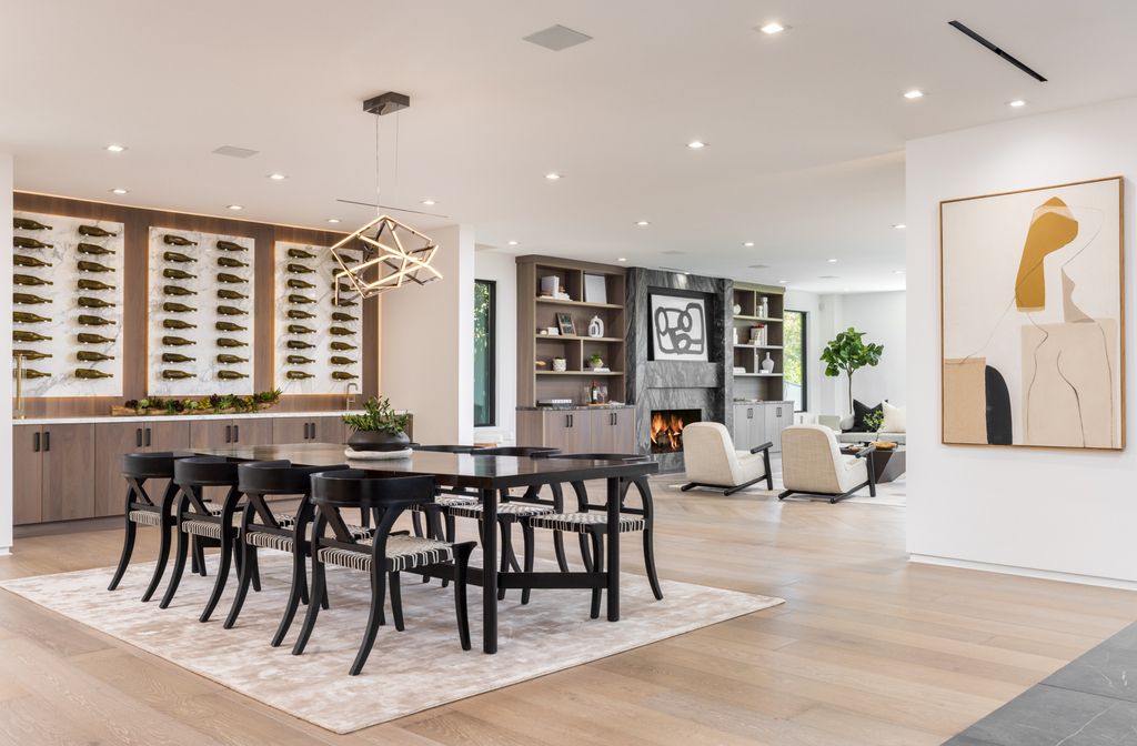 The Los Angeles Mansion is a luxurious lifestyle compound with multi-level outdoor entertaining spaces in Brentwood now available for sale. This home located at 499 Halvern Dr, Los Angeles, California
