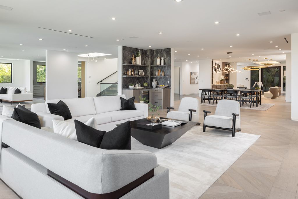 The Los Angeles Mansion is a luxurious lifestyle compound with multi-level outdoor entertaining spaces in Brentwood now available for sale. This home located at 499 Halvern Dr, Los Angeles, California
