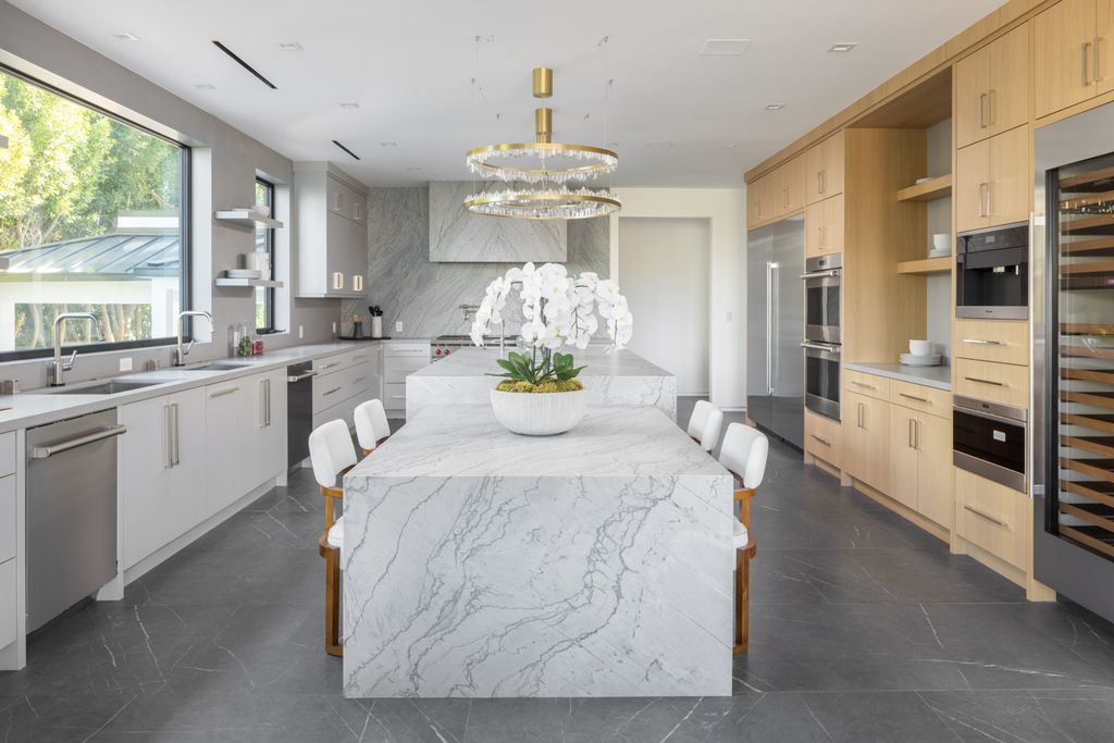 The Los Angeles Mansion is a luxurious lifestyle compound with multi-level outdoor entertaining spaces in Brentwood now available for sale. This home located at 499 Halvern Dr, Los Angeles, California