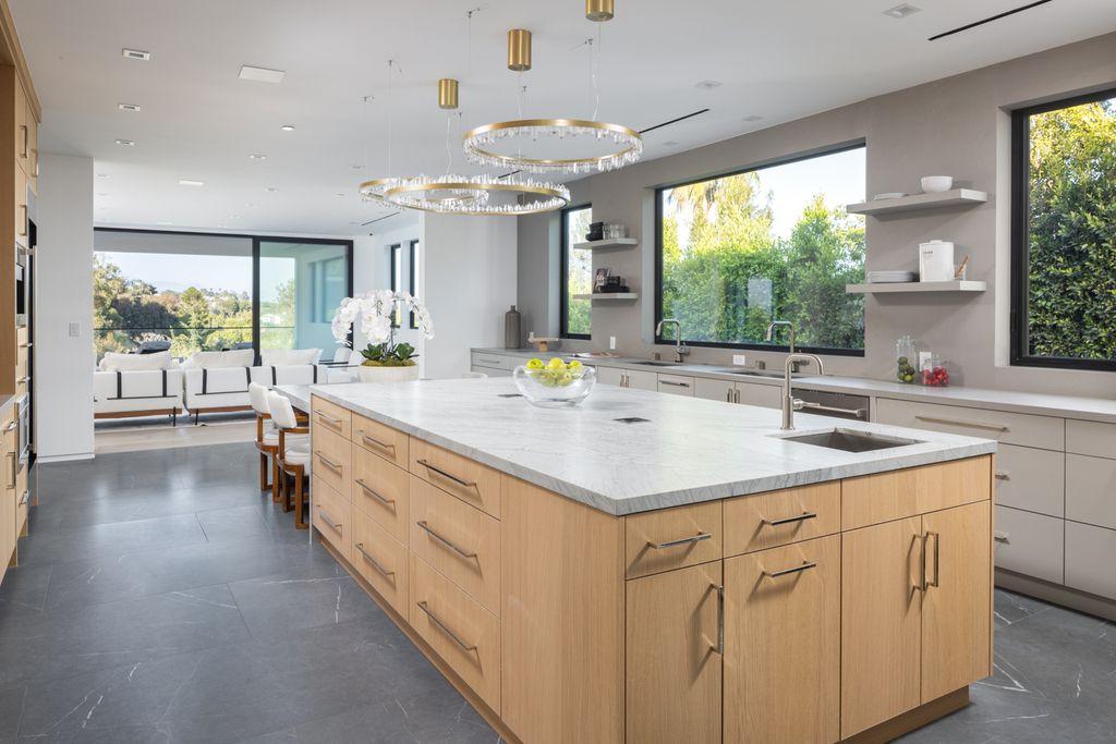 The Los Angeles Mansion is a luxurious lifestyle compound with multi-level outdoor entertaining spaces in Brentwood now available for sale. This home located at 499 Halvern Dr, Los Angeles, California