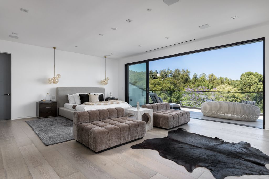 The Los Angeles Mansion is a luxurious lifestyle compound with multi-level outdoor entertaining spaces in Brentwood now available for sale. This home located at 499 Halvern Dr, Los Angeles, California